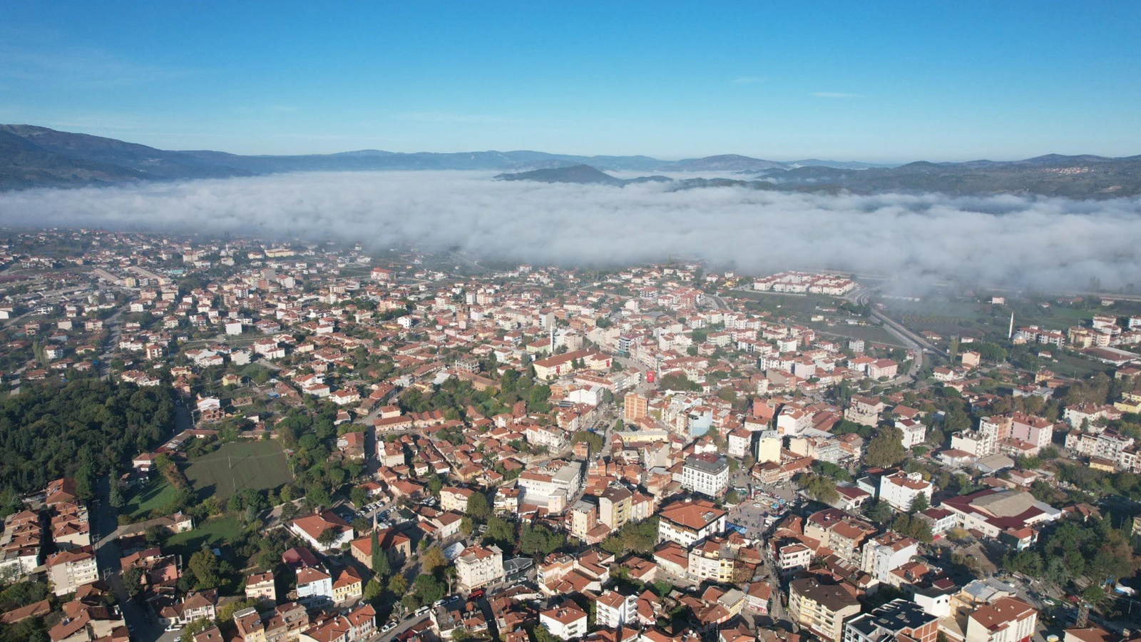Depremin vurduğu Balıkesir Sındırgı'da sis ve yıkım bir arada