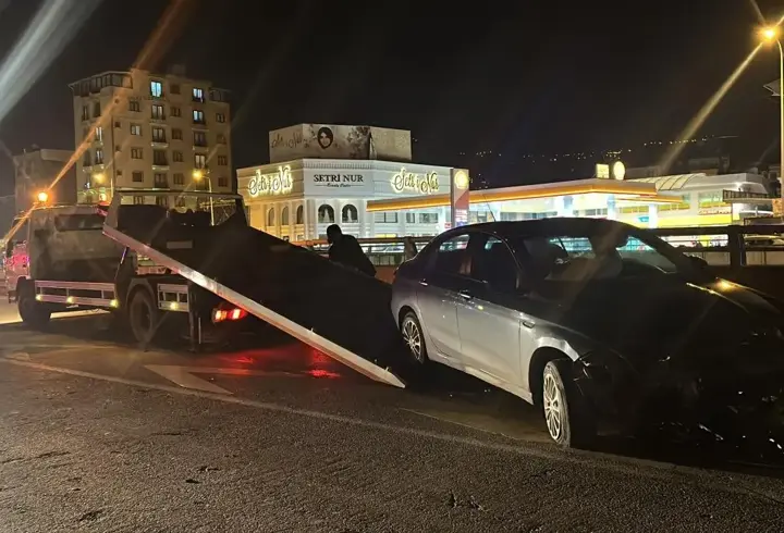 Hatay'da bariyere çarpan otomobilin sürücüsü yaralandı