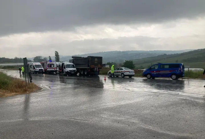 Yalova'da kamyon ile minibüsün çarpıştığı kazada 3 kişi yaralandı