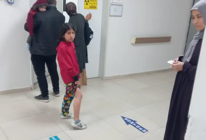 8 yaşındaki  Hatice, evlerinin önünde oynarken köpeğin saldırısına uğradı 