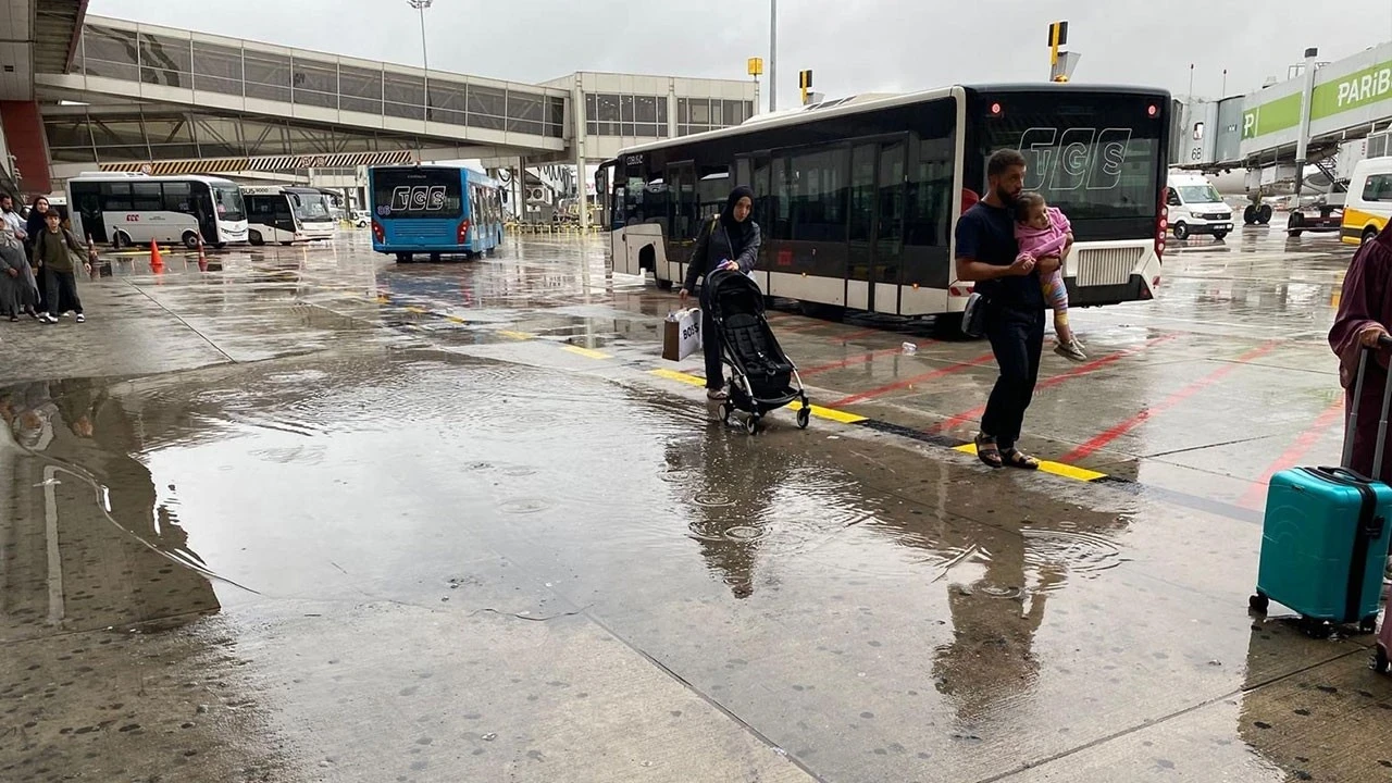 İstanbul’da sağanak yağış: Sabiha Gökçen’de yolcular zor anlar yaşadı
