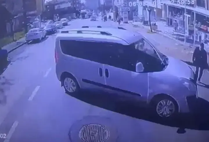 Kazada savrulan hafif ticari aracın yayaya çarptığı anlar kamerada