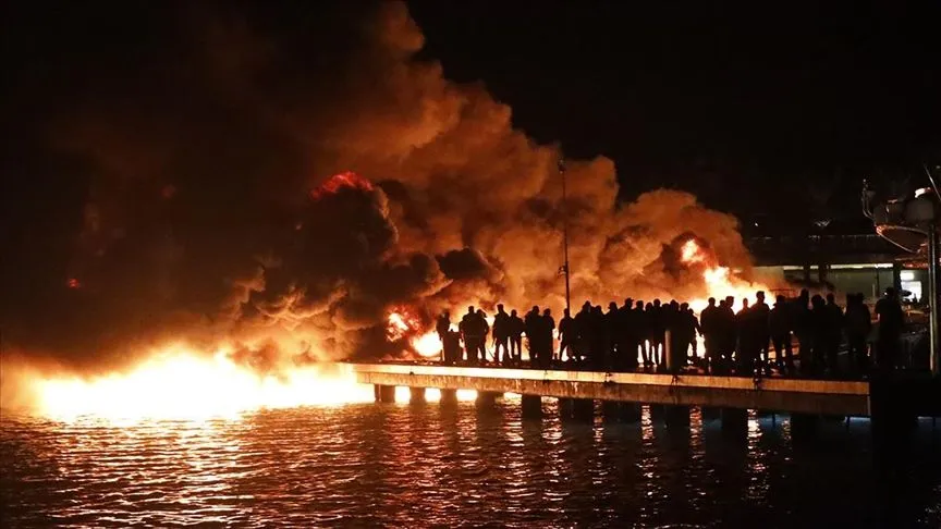 Bodrum'da marinada demirli 5 motoryatta çıkan yangına müdahale ediliyor