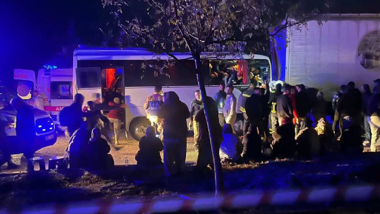 Isparta'da Tarım İşçilerini Taşıyan Midibüs İle Tır Çarpıştı: 17 Yaralı