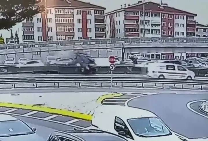 Beton bariyere çarpan otomobil, devrilip sürüklendi; kaza kamerada