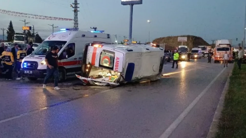 Ambulans İle Otomobil Çarpıştı: Lpg Tankı Yola Savruldu