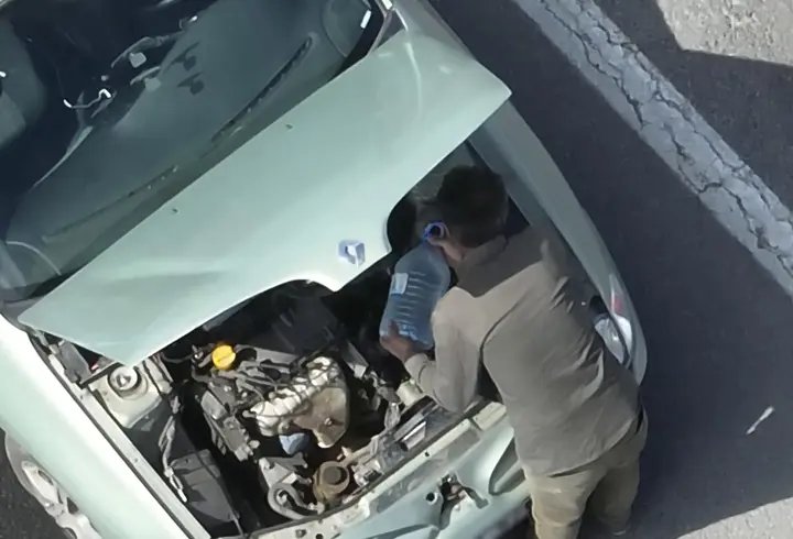 Polisi görünce arıza yaptığı gerekçesiyle aracını emniyet şeridine çekti, ehliyetsiz çıktı