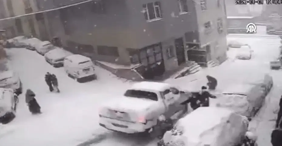Kağıthane'de yokuşta kayan pikap, karda oynayan çocuklara çarptı