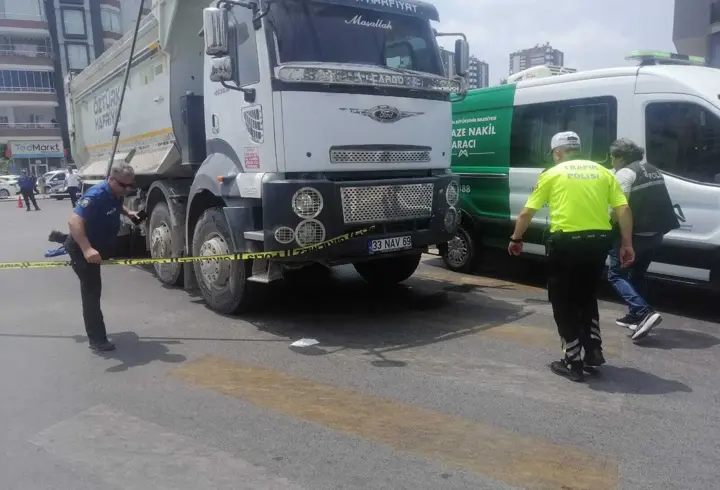 Mersin’de motosiklet, kamyonun altında kaldı: 1 ölü, 1 ağır yaralı