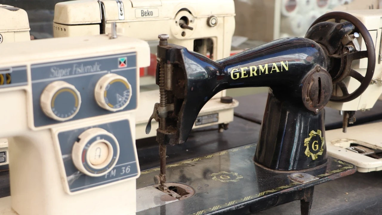 100 yıllık dikiş makinesini tıkır tıkır çalıştırıyor