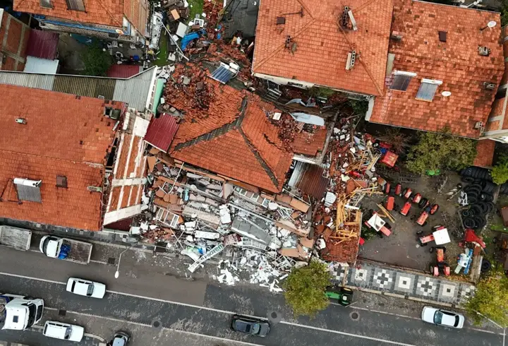 Sındırgı’da 6.1’lik depremde yıkılan ve hasar gören binalar havadan görüntülendi (2)