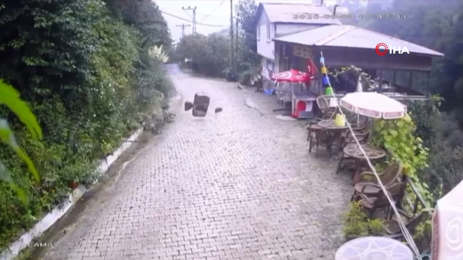 Artvin'de heyelan anı kamerada: Kayalar işletmeye ramak kala durdu