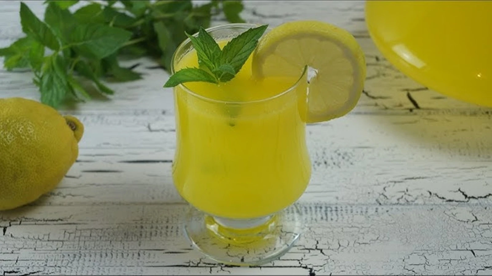 Ev Yapımı Limonata Tarifi: Serinleten Doğallık Bardakta!