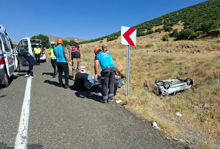Bingöl’de hafif ticari araç şarampole devrildi: 1’i ağır, 6 yaralı