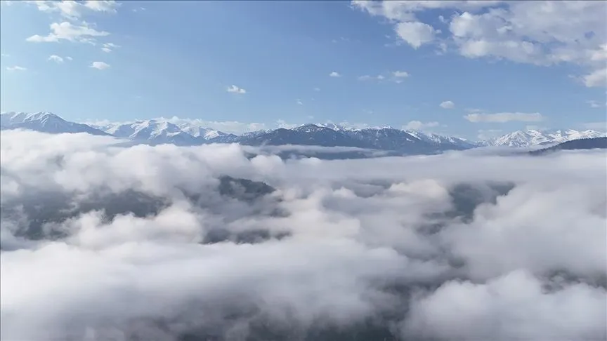 Rize'de karla kaplı Kaçkar Dağları'nın eteğinde "sis denizi" oluştu
