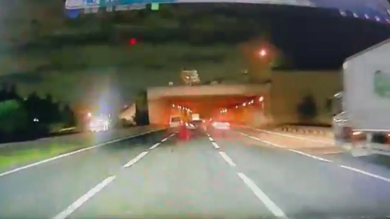 İstanbul Bağcılar'da Makas Atan Otomobil İki Araca Çarptı: Araçtan İnip Kaçtılar!