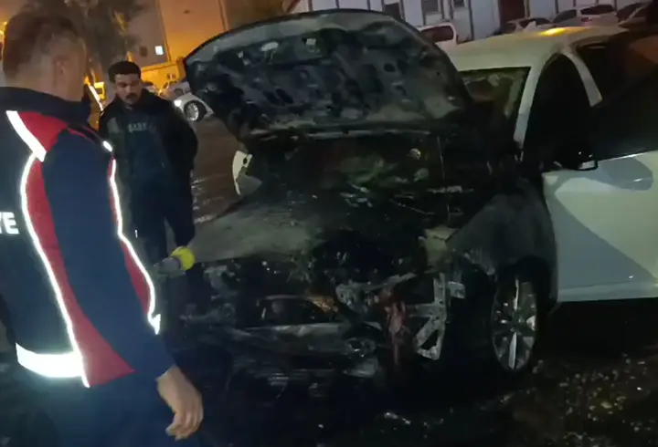 Silopi’de hastane otoparkında park halindeki otomobil yandı