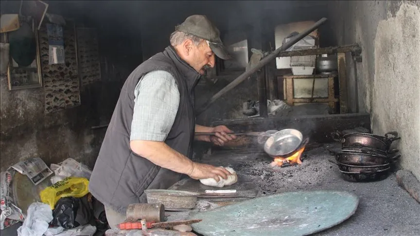 Baba mesleği kalaycılığı yarım asrı aşkındır aynı dükkanda sürdürüyor