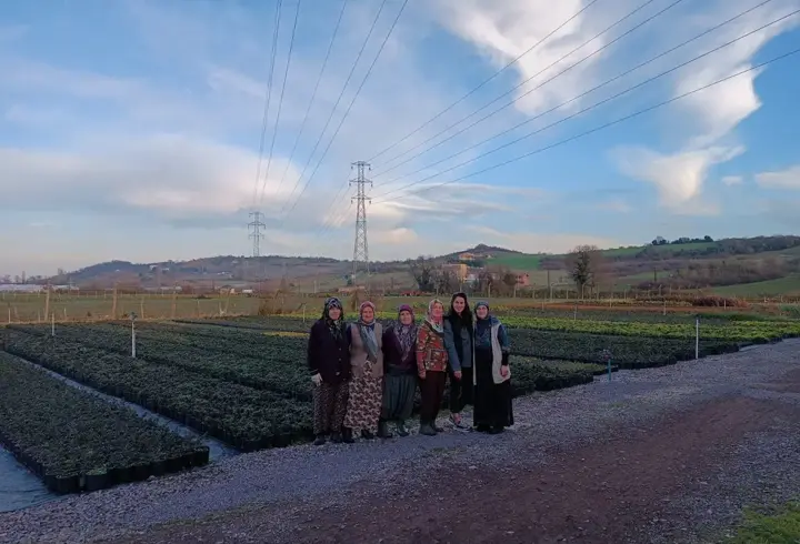 Baba mesleğini süs bitkileri ihracatı ile sürdüren mühendis Nihal, kadın çiftçilerle çalışıyor