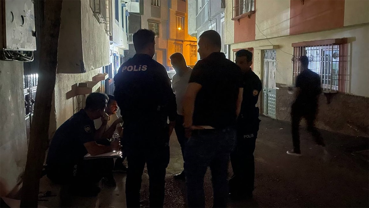 27 yaşındaki anne ve çocuğu kilitli odada ölü bulundu