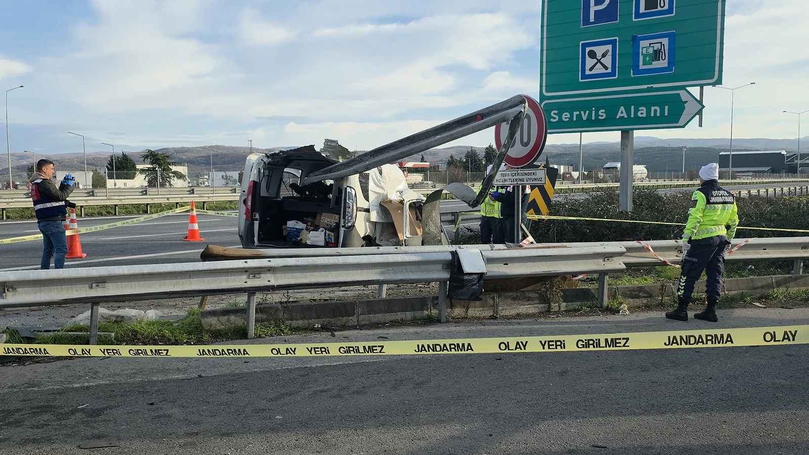 TEM'de feci kaza! Bariyerlere ok gibi saplandı: 2 ölü