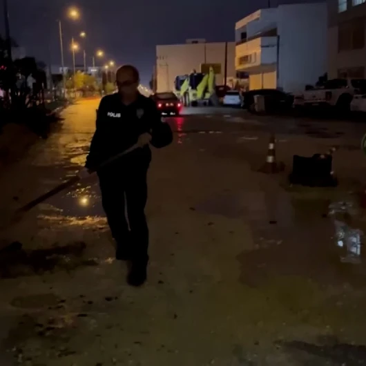 Araçlar Zarar Görmesin Diye Küreği Eline Alan Polis Memurları, Suyla Dolan Çukurları Toprakla Doldurdular