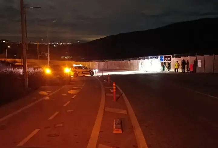 Motosikletle trafik işaret levhasına çarpan sürücü öldü