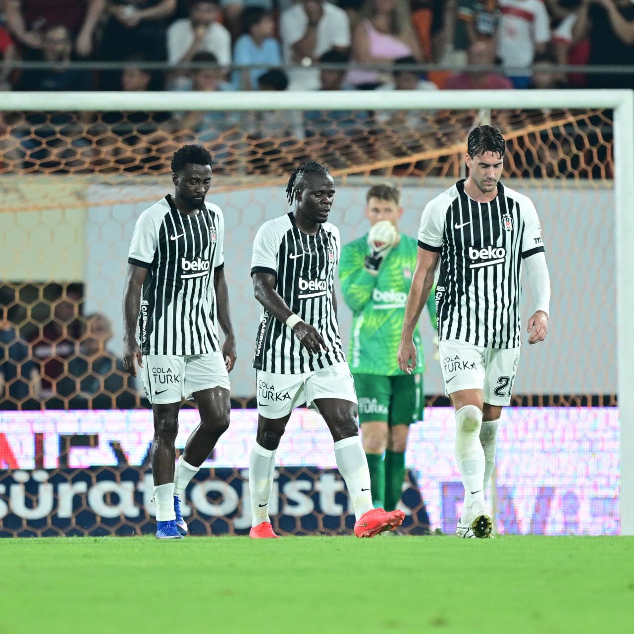 Maçta ilk düdük çaldı!