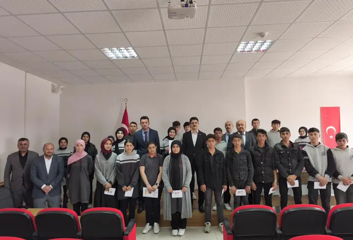Ulaş'ta umre ödüllü bilgi yarışmasında dereceye giren öğrenciler ödüllendirildi