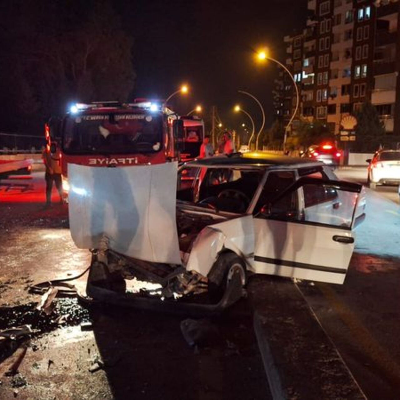 Tarsus'ta 3 otomobil çarpıştı: 1 ölü, 8 yaralı