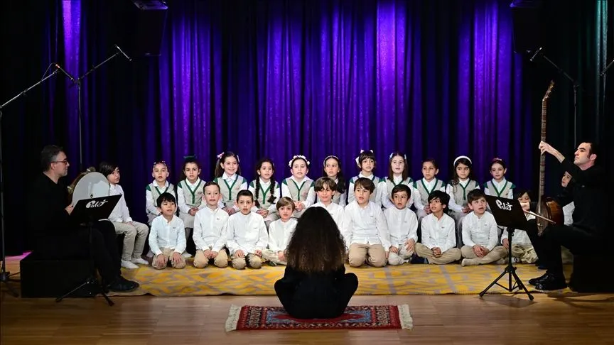 İstanbul'da ilkokul öğrencileri huzurevi sakinlerine konser verdi