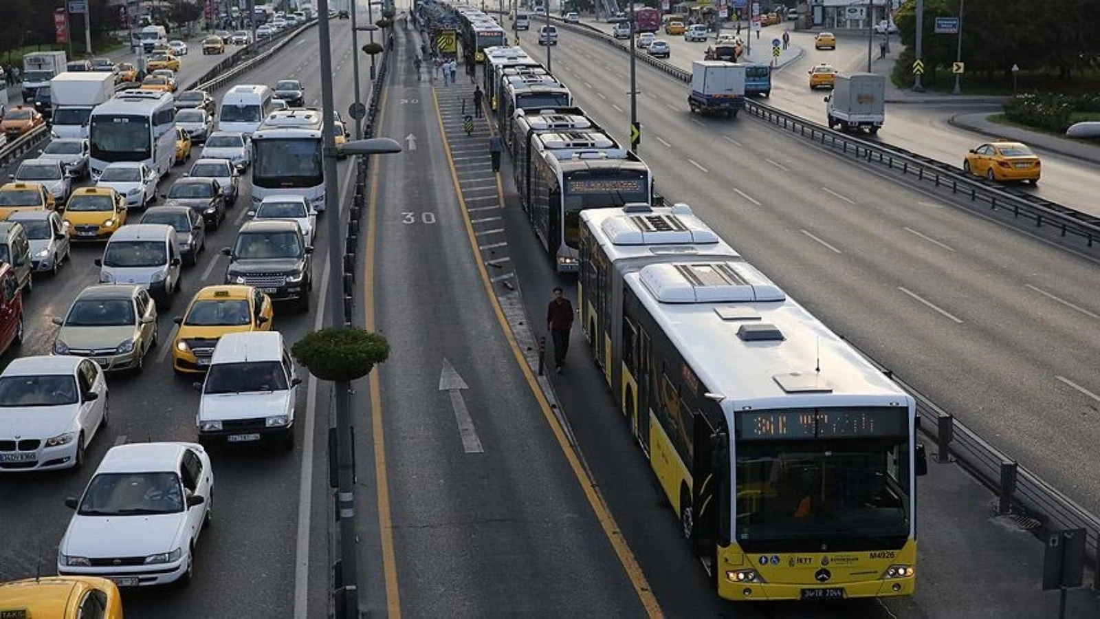 Zeytinburnu'da metrobüs kazası: 1 ağır yaralı 