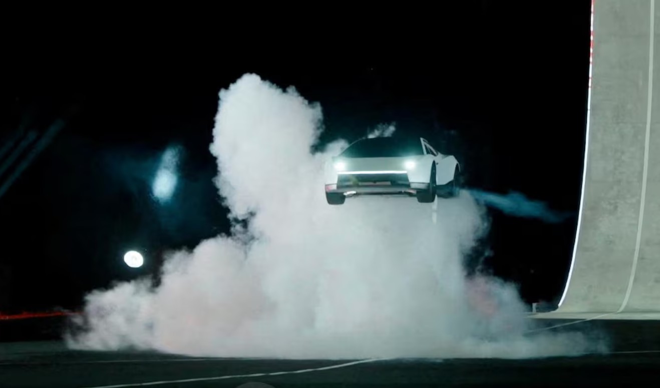 Tesla, Hava Jetleriyle Yerden Yükselebilen Yeni Roadster’ı Tanıttı