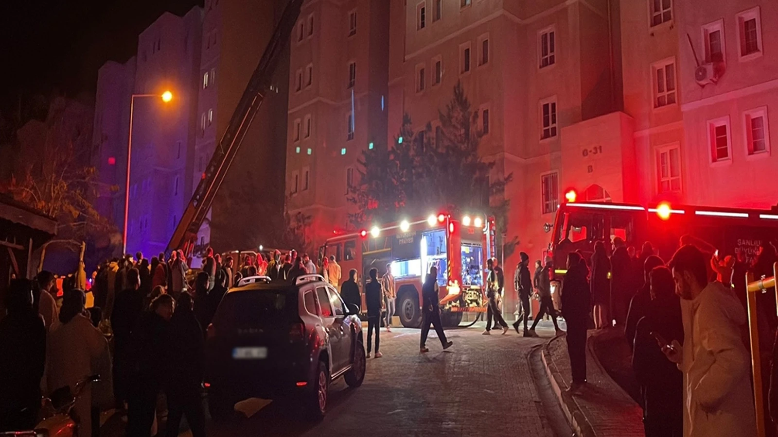 Şanlıurfa'da elektrik panosu bomba gibi patladı: Bina tahliye edildi