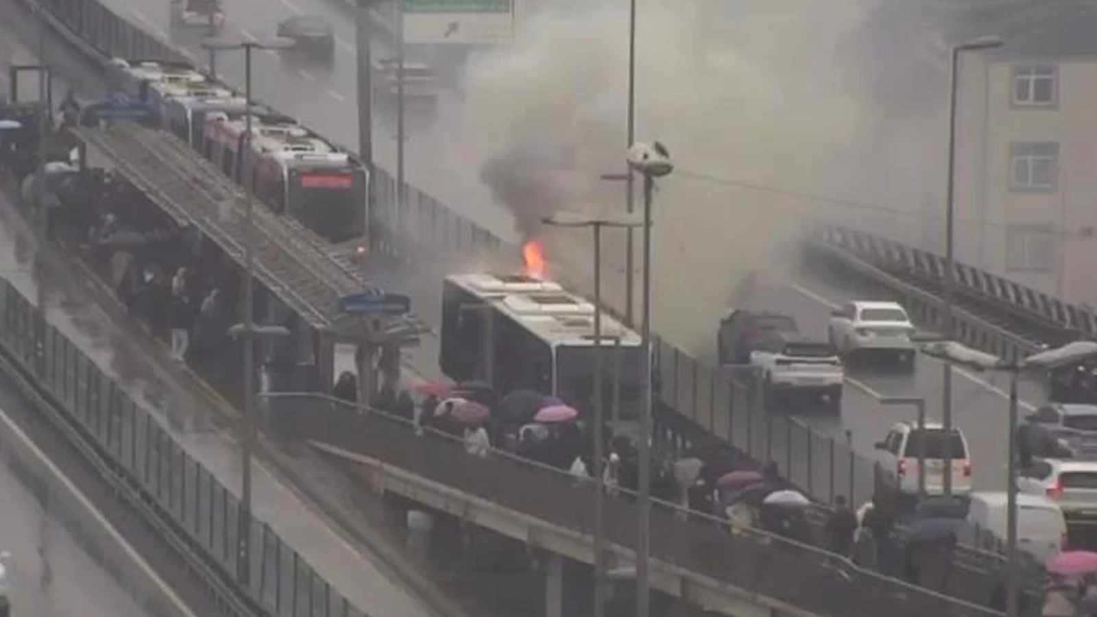 İstanbul'da metrobüs yangını