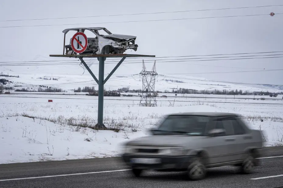 Yol kenarında sergilenen hurda araçlar trafikte farkındalık oluşturuyor