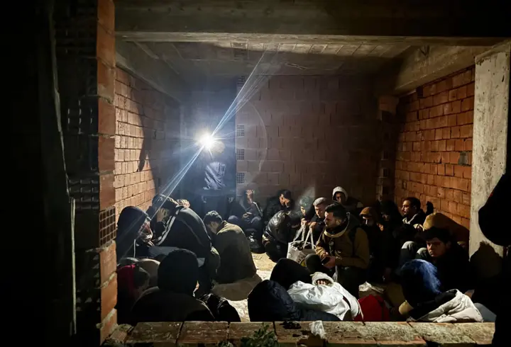 Kaçmak için inşaatta gizlenen 28 kaçak göçmen yakalandı