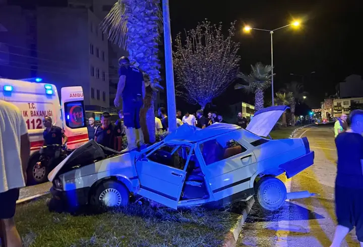 Kontrolden çıkarak refüjdeki ağaca çarpan otomobilin sürücüsü öldü