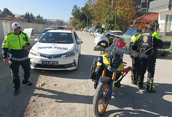 Motosikletli polise çarpıp kaçan sürücüye ceza
