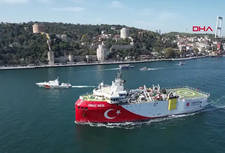 Oruç Reis gemisi İstanbul Boğazı'ndan geçti