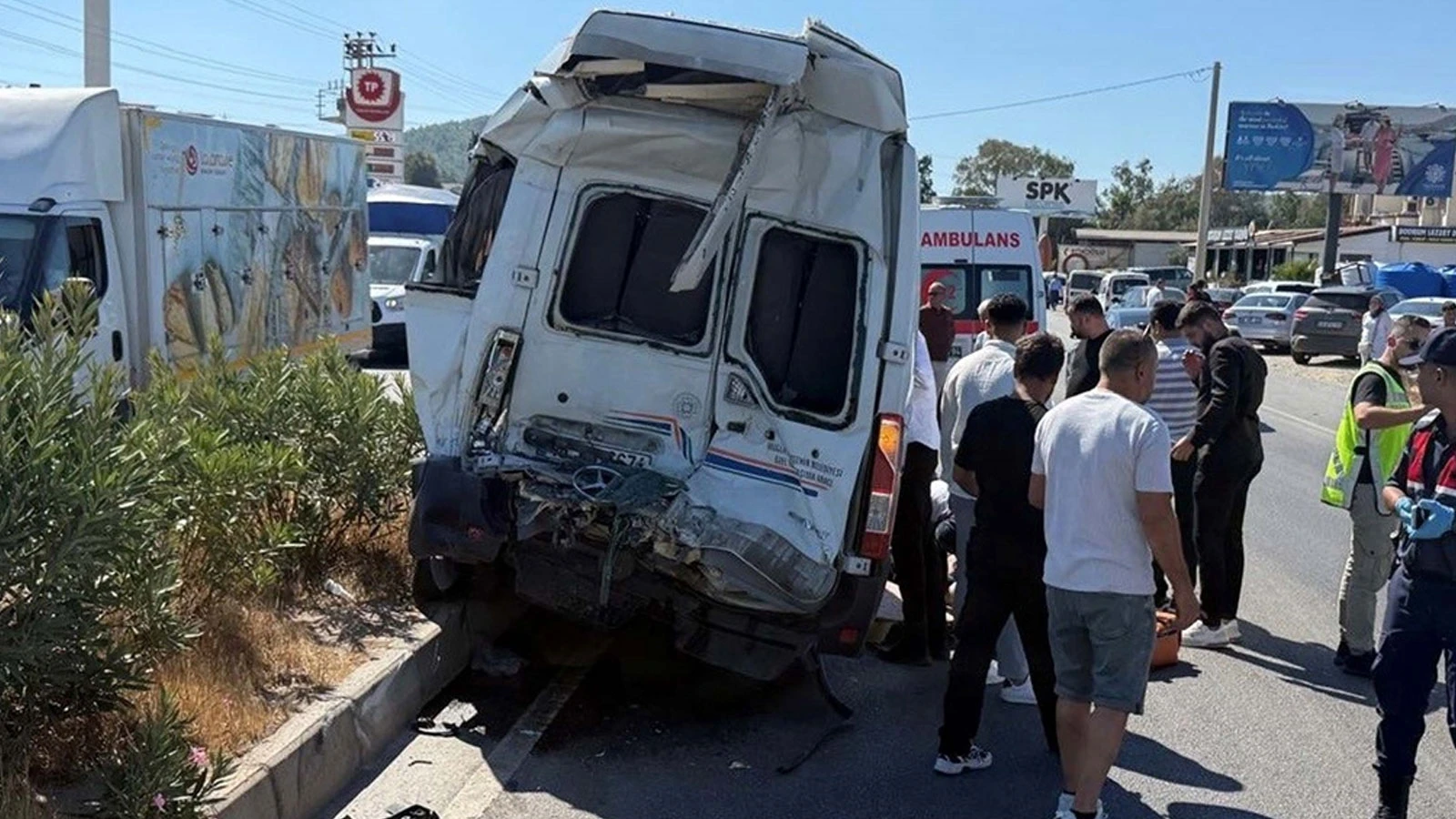 Minibüs ile çekici çarpıştı; Ölü ve çok sayıda yaralı var