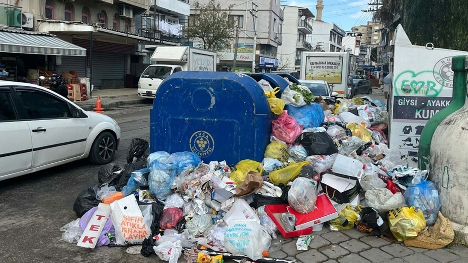 İzmir Buca'da grev kararı sonrası sokaklarda çöp yığınları oluştu
