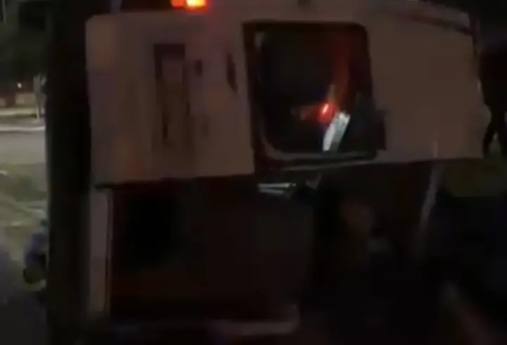 İşçi servis minibüsüyle hafif ticari araç çarpıştı: 1 ölü, 14 yaralı