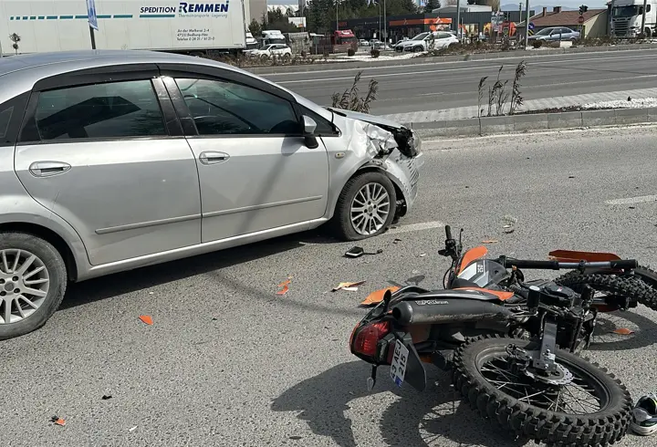 Otomobille çarpışan motosiklet sürücüsü ağır yaralandı