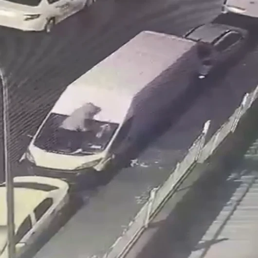 Ümraniye'de Eski Sevgilisinin Minibüsünü Parçaladı: O Anlar Kamerada