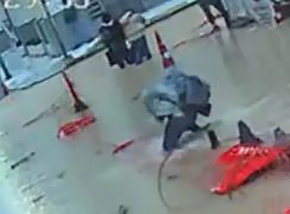 Görünmez tehlike kameraya yansıdı. Su dolu çukuru fark etmedi