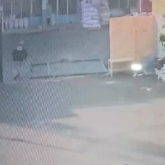 Gaziantep'te Hal Bekçisinin Üzerine Demir Kapı Düştü: O Anlar Kamerada