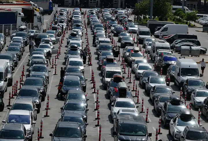 İzin bitti dönüş başladı! Kapıkule'de araç kuyruğunun ucu görünmedi