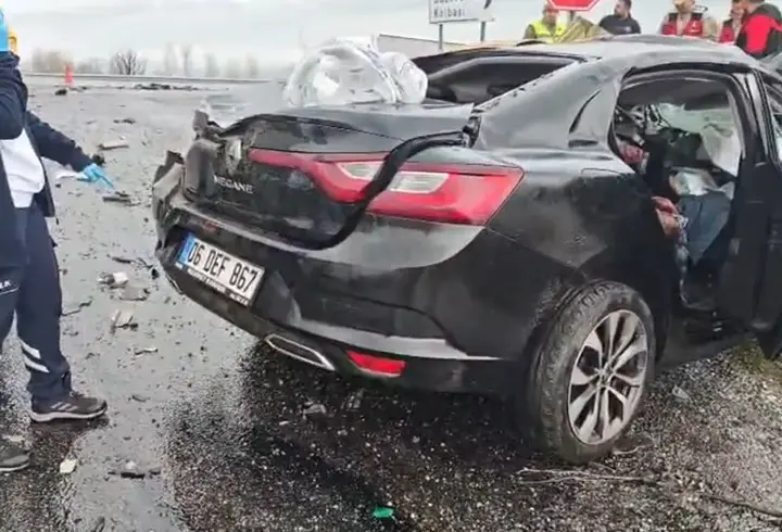 TIR'la çarpışan otomobil kağıt gibi ezildi: 2 ölü