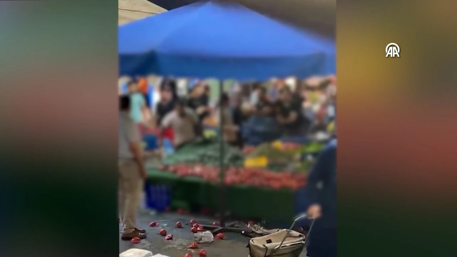 Pazar esnafıyla müşteriler arasında kavga: O anlar kamerada